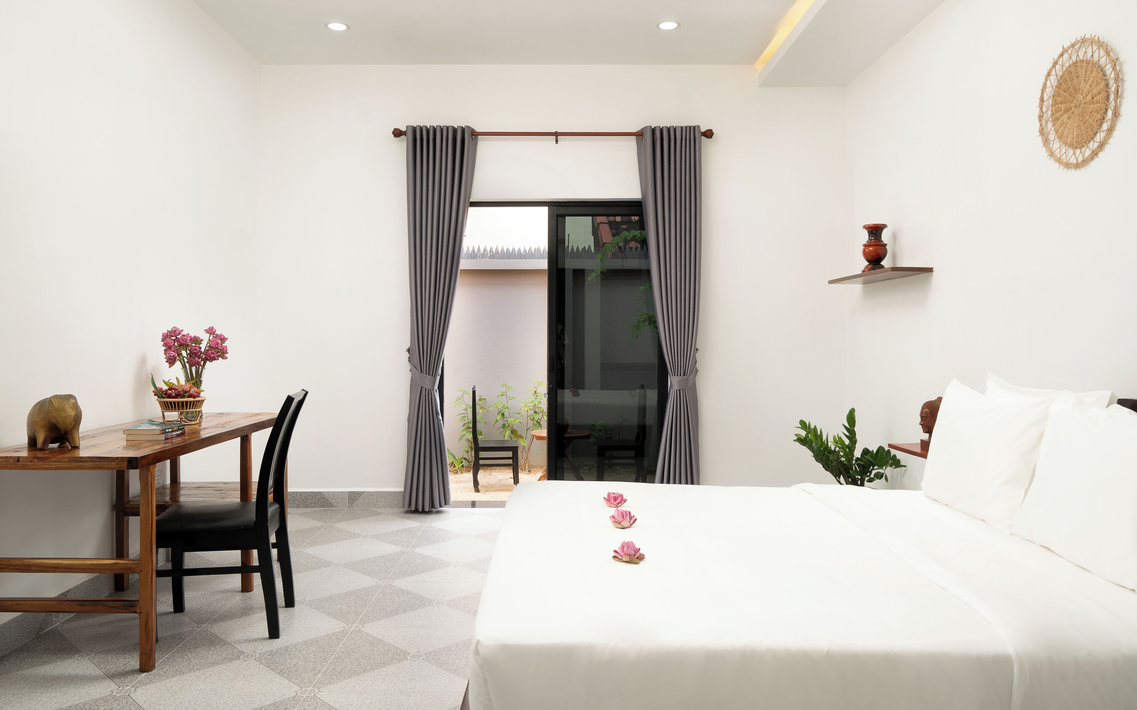 Quarto casal luxo, 1 cama King, sacada, vista para a piscina | Roupas de cama de algodão egípcio, roupas de cama premium