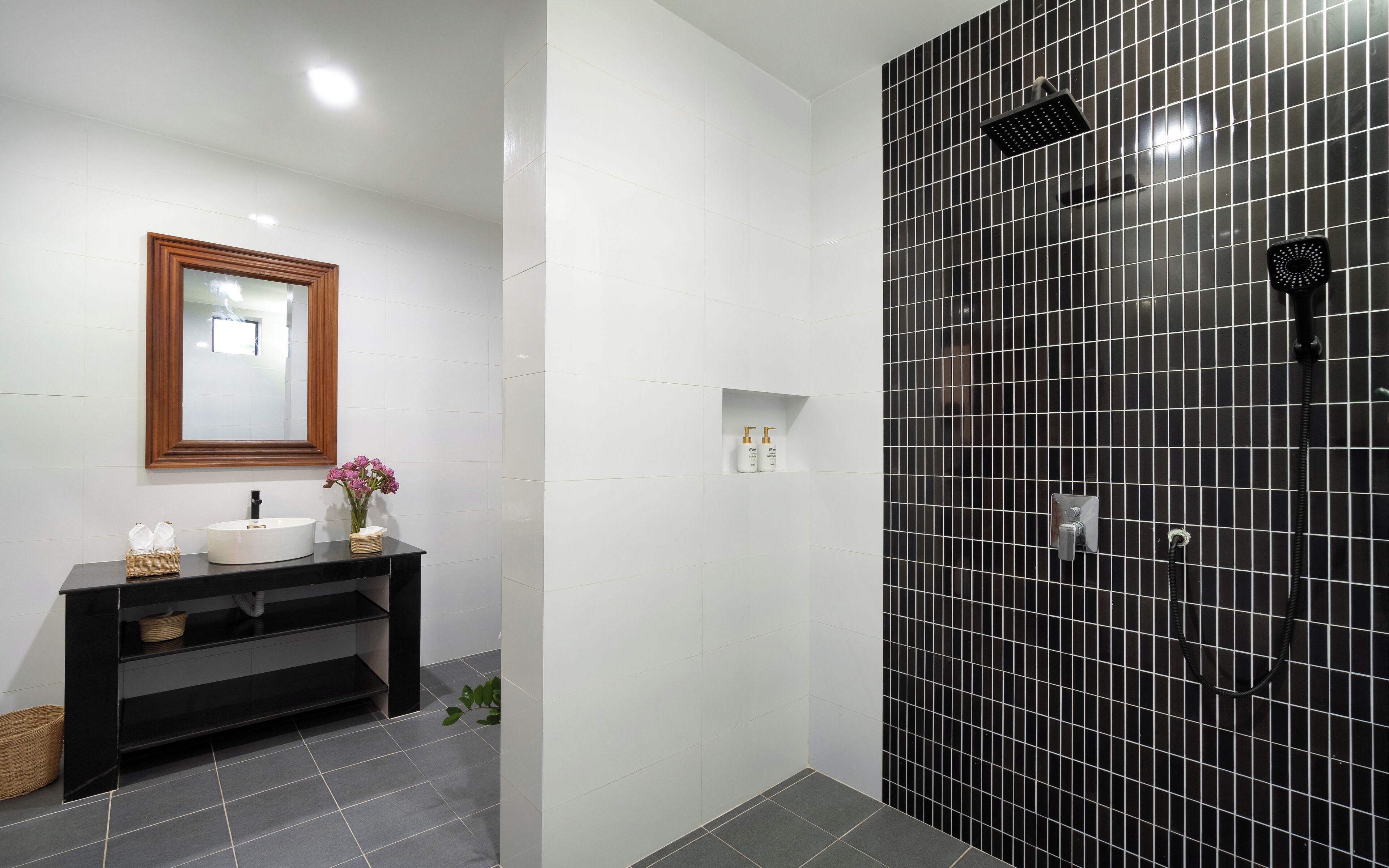 Shower, rainfall showerhead, free toiletries, hair dryer
