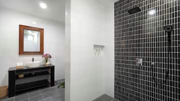 Shower, rainfall showerhead, free toiletries, hair dryer