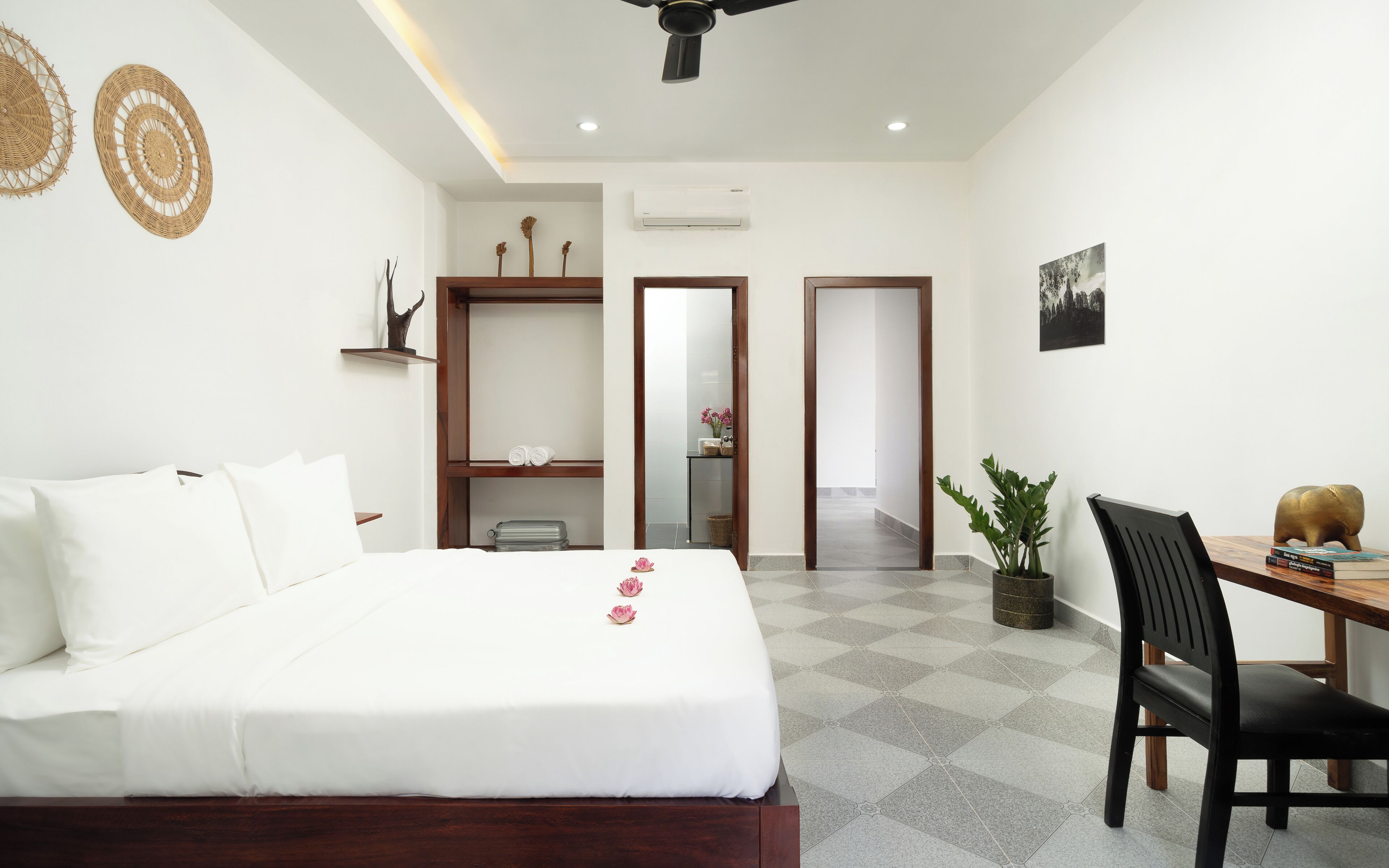 Dobbeltrom – deluxe, 1 kingsize-seng, balkong, bassengutsikt | Sengetøy i egyptisk bomull, sengetøy av topp kvalitet og dundyner