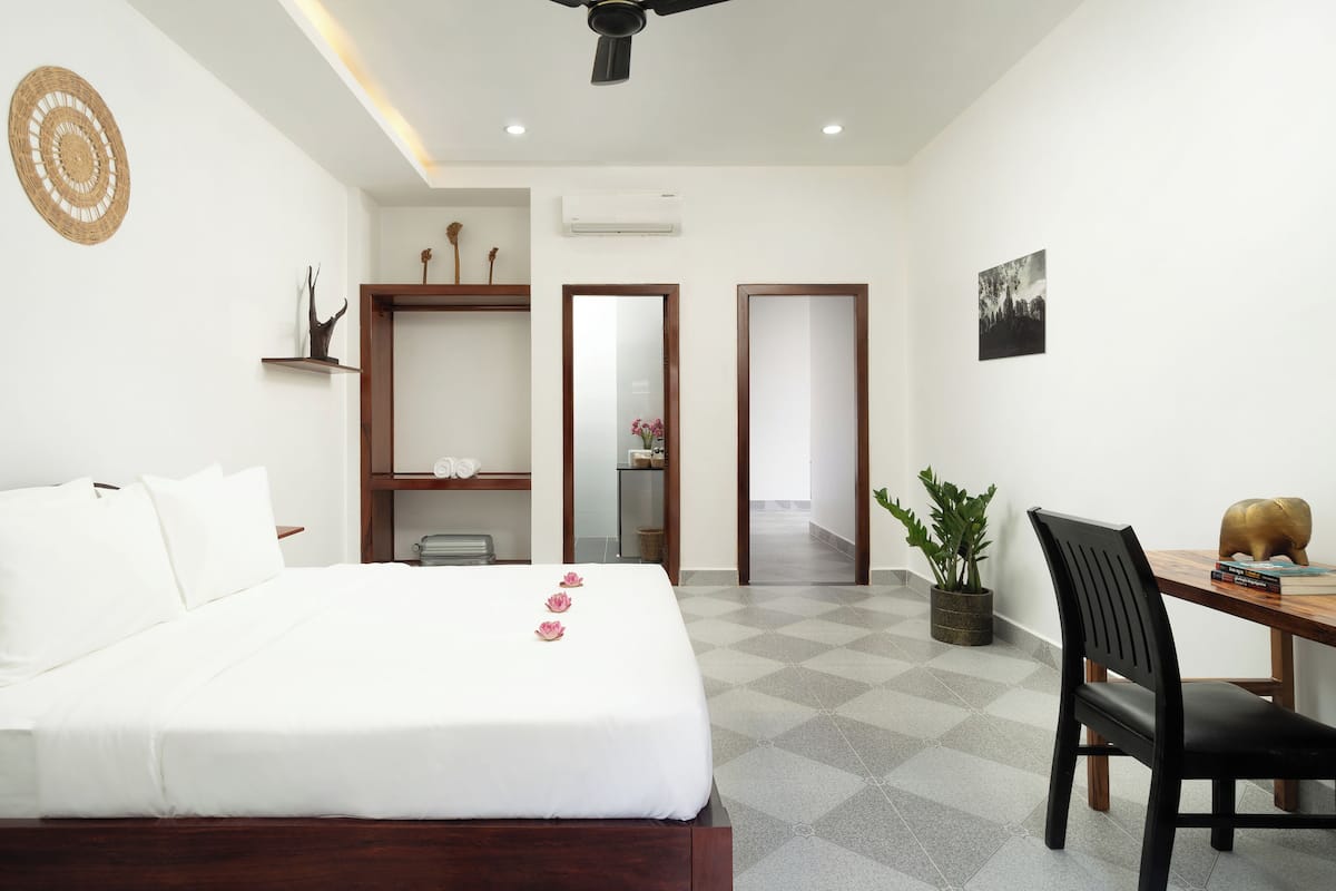 Deluxe Double Room, 1 King Bed, Balcony, Pool View