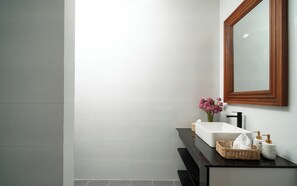 Shower, rainfall showerhead, free toiletries, hair dryer - Visak Pool Villa  (Siem Reap)