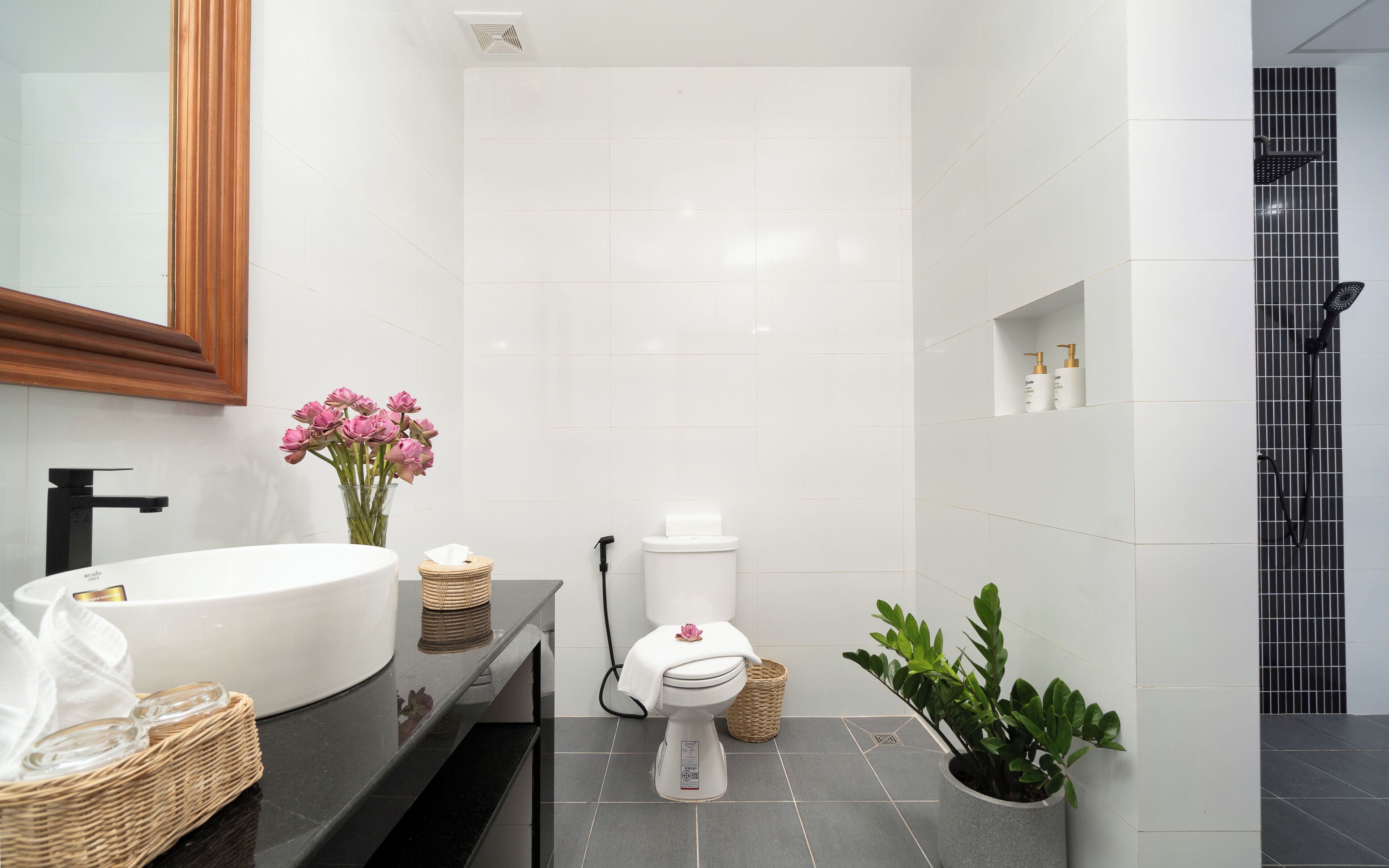 Shower, rainfall showerhead, free toiletries, hair dryer