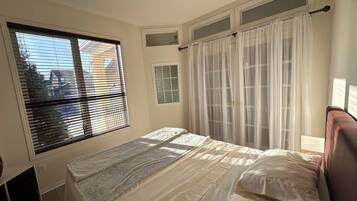 4 habitaciones, tabla de planchar con plancha, wifi y ropa de cama