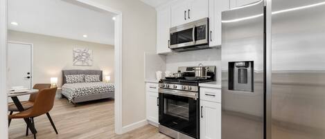 Jääkaappi, mikroaaltouuni, uuni, liesi