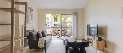 Een televisie en een stereo