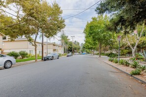 Property grounds - Blueground | Menlo Park, view, nr Menlo Park Park (Menlo Park)