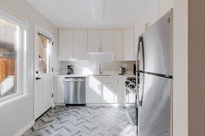 Fridge, microwave, oven, stovetop - Blueground | Menlo Park, view, nr Menlo Park Park (Menlo Park)