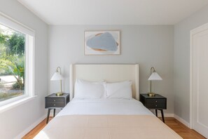 2 عدّة غرف نوم ومكواة/لوح كي وواي فاي وملاءات أسرّة