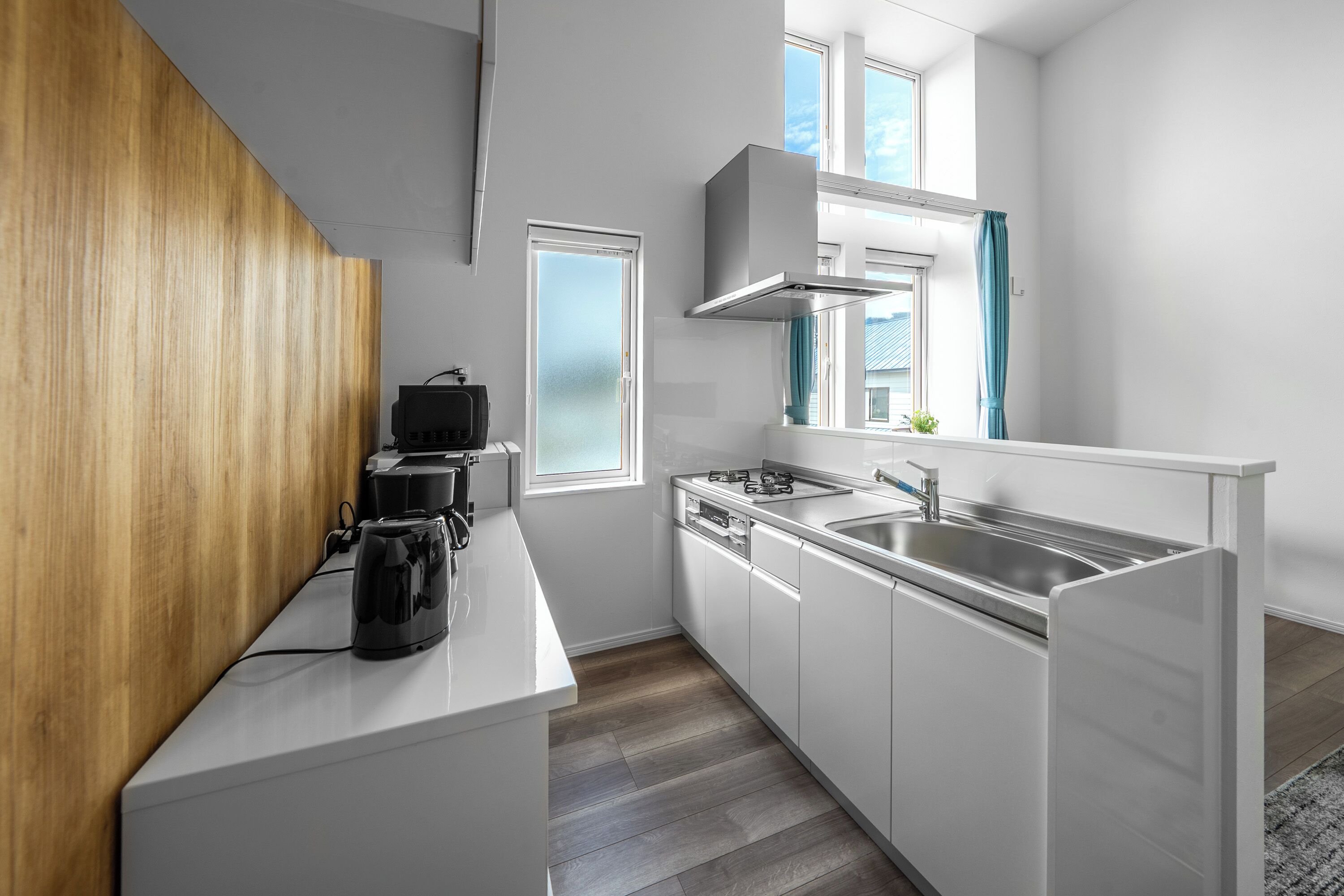 Frigorífico, microondas, placa de cocina y tostadora