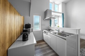 Een koelkast, een microgolfoven, een kookplaat, een broodrooster