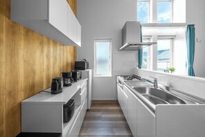 Ψυγείο, φούρνος μικροκυμάτων, μαγειρικές εστίες