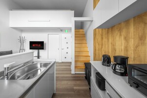 Geladeira, micro-ondas, cooktop, chaleira elétrica