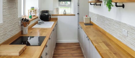 Een vaatwasser, een kinderstoel