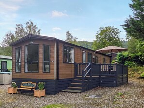 A small wooden cabin with a deck and a staircase leading to the entrance. - 2 bedroom accommodation in Birnam (Birnam)