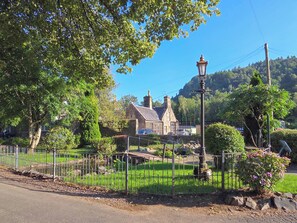 Property grounds - 2 bedroom accommodation in Birnam (Birnam)
