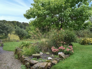 A garden with a pathway, rocks, and various plants. - 3 bedroom accommodation in Liskeard (Liskeard)