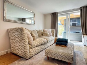 TV - Spacious family home with games, a private hot tub and coastal adventures. (Whitby)