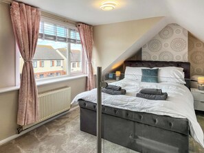 4 bedrooms, free WiFi - Spacious family home with games, a private hot tub and coastal adventures. (Whitby)
