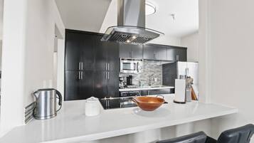 Refrigerador, microondas, horno y parrilla de estufa