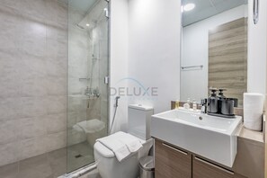 Shower, hair dryer, bidet, towels - Stay Near the Park with Easy Exit from JVC, Just Minutes to Dubai Marina (Dubai)