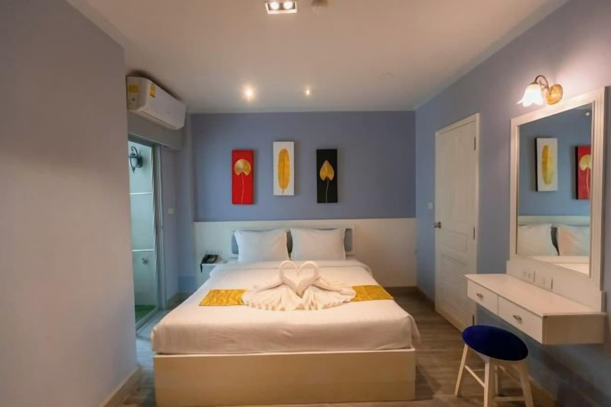 Escritorio, wifi gratis y ropa de cama