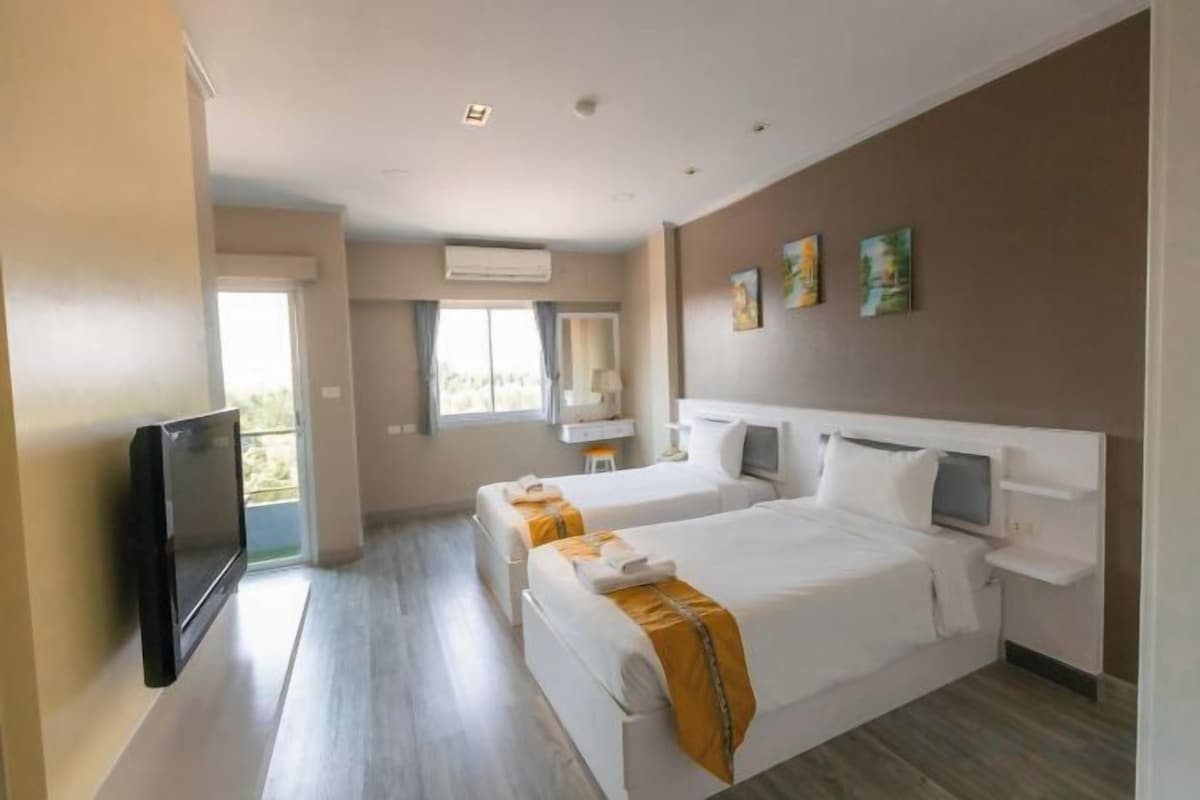 Escritorio, wifi gratis y ropa de cama