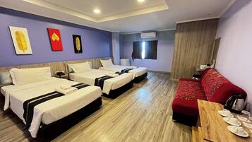 Superior Triple Room | Meja, kalis bunyi, Wi-fi percuma, cadar katil