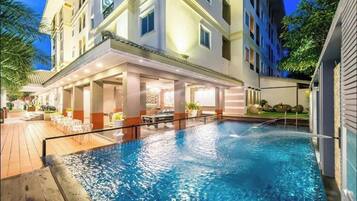 Kolam renang terbuka