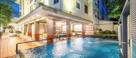 Una piscina al aire libre