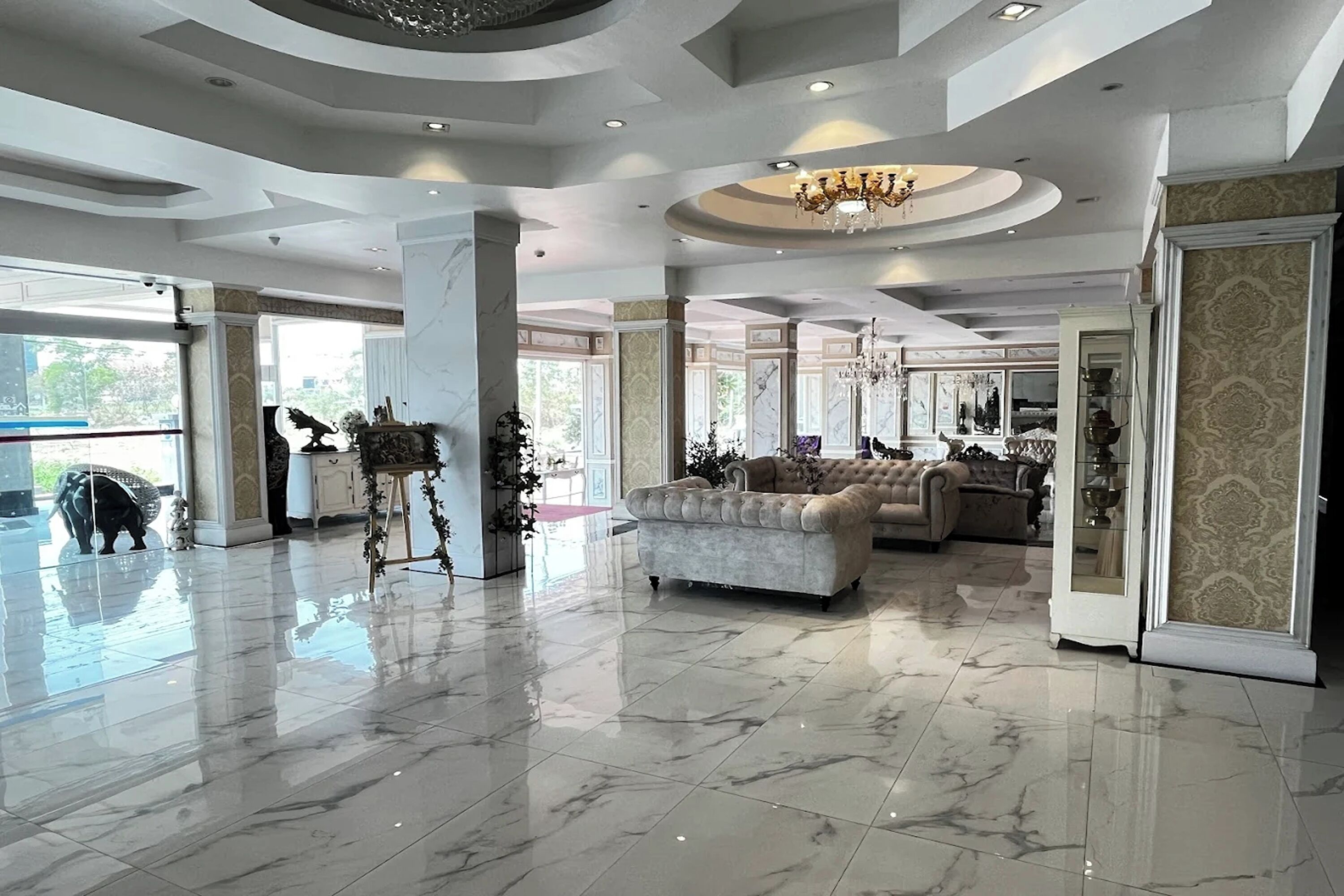 Coin salon dans le hall