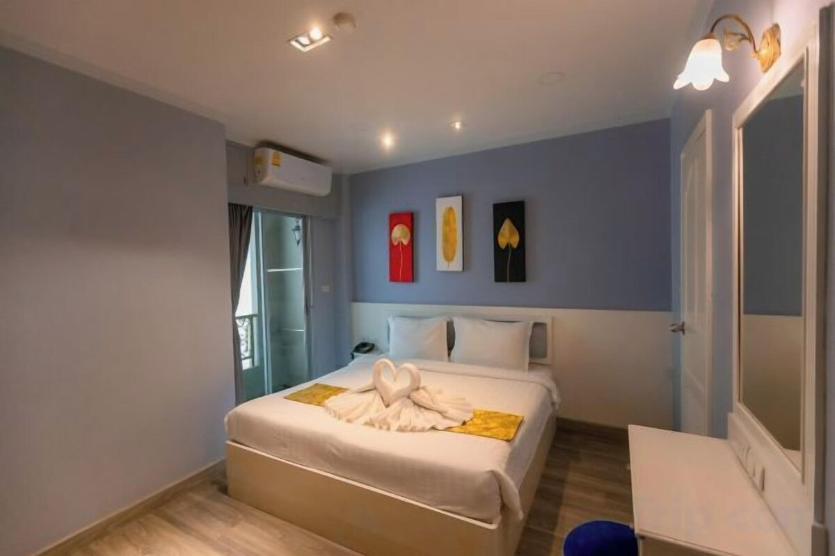 Desk, free WiFi, bed sheets