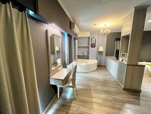 Junior Suite | Desk, soundproofing, free WiFi, bed sheets - Napheera Royal Tel (Bang Sao Thong)