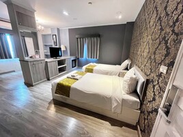 Escritorio, sistema de insonorización, wifi gratis y ropa de cama