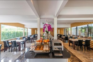 Desayuno buffet (THB 70 por persona) 