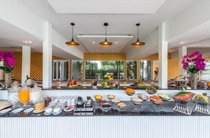 Daily buffet breakfast (THB 70 per person)