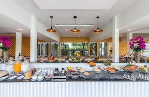 Petit déjeuner buffet (70 THB par personne)