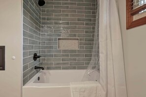 Douche, séchoir à cheveux, serviettes fournies, shampooing
