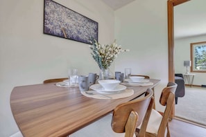 Dining - Spacious 4BR Ranch Near Easton  Perfect for Families & Work Groups! (Columbus)