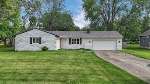 Exterior - Spacious 4BR Ranch Near Easton  Perfect for Families & Work Groups! (Columbus)