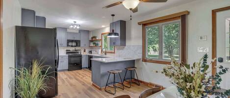 Réfrigérateur, micro-ondes, four, plaque de cuisson