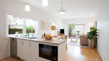 Réfrigérateur, micro-ondes, four, plaque de cuisson