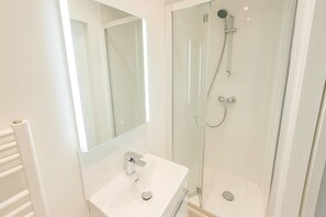 Douche, sèche-cheveux, serviettes fournies