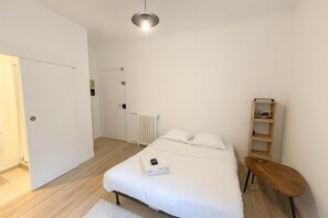 Fer et planche à repasser, draps fournis