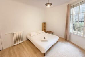 Iron/ironing board, bed sheets