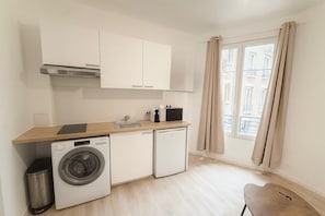 Kühlschrank, Mikrowelle, Herdplatte, Wasserkocher mit Kaffee-/Teezubehör