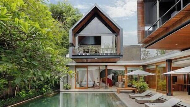 Une maison moderne avec une piscine, un balcon et des chaises longues.