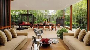 Un salon moderne avec un canapé, une table basse et un coin repas.