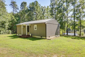 Exterior - Waterfront Home w/ Deck & Yard, 4 Mi to Farmville! (Farmville)