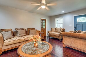 TV - Waterfront Home w/ Deck & Yard, 4 Mi to Farmville! (Farmville)